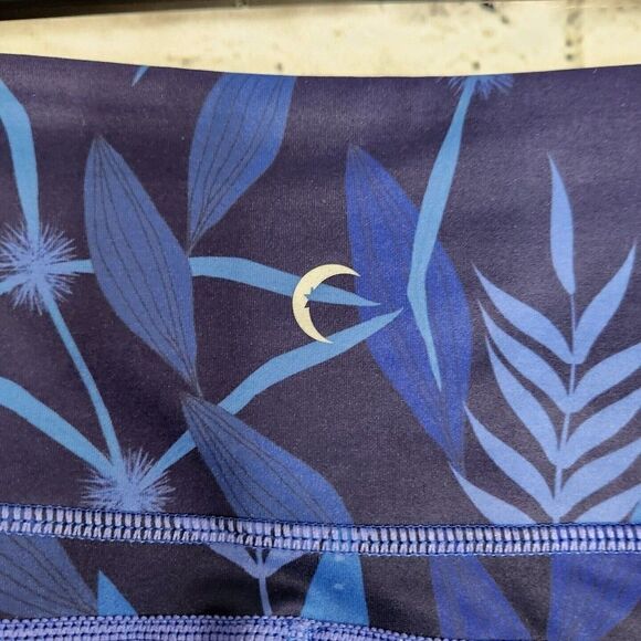 Zyia Active Women’s Cropped Dark Blue Leaf Print Leggings Size 4 Athleisure Yoga - Picture 11 of 12